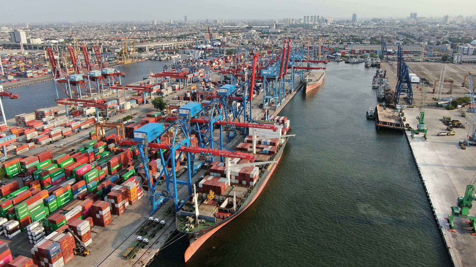 Vue aérienne d'un port avec grues et conteneurs