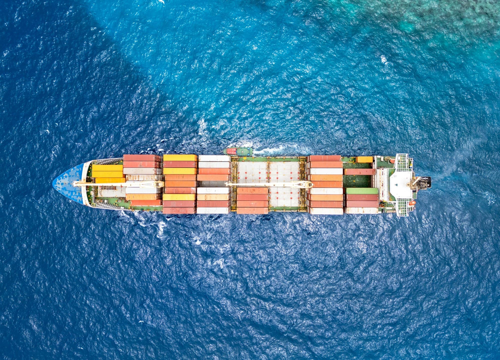Porte-conteneurs vu du ciel en pleine mer