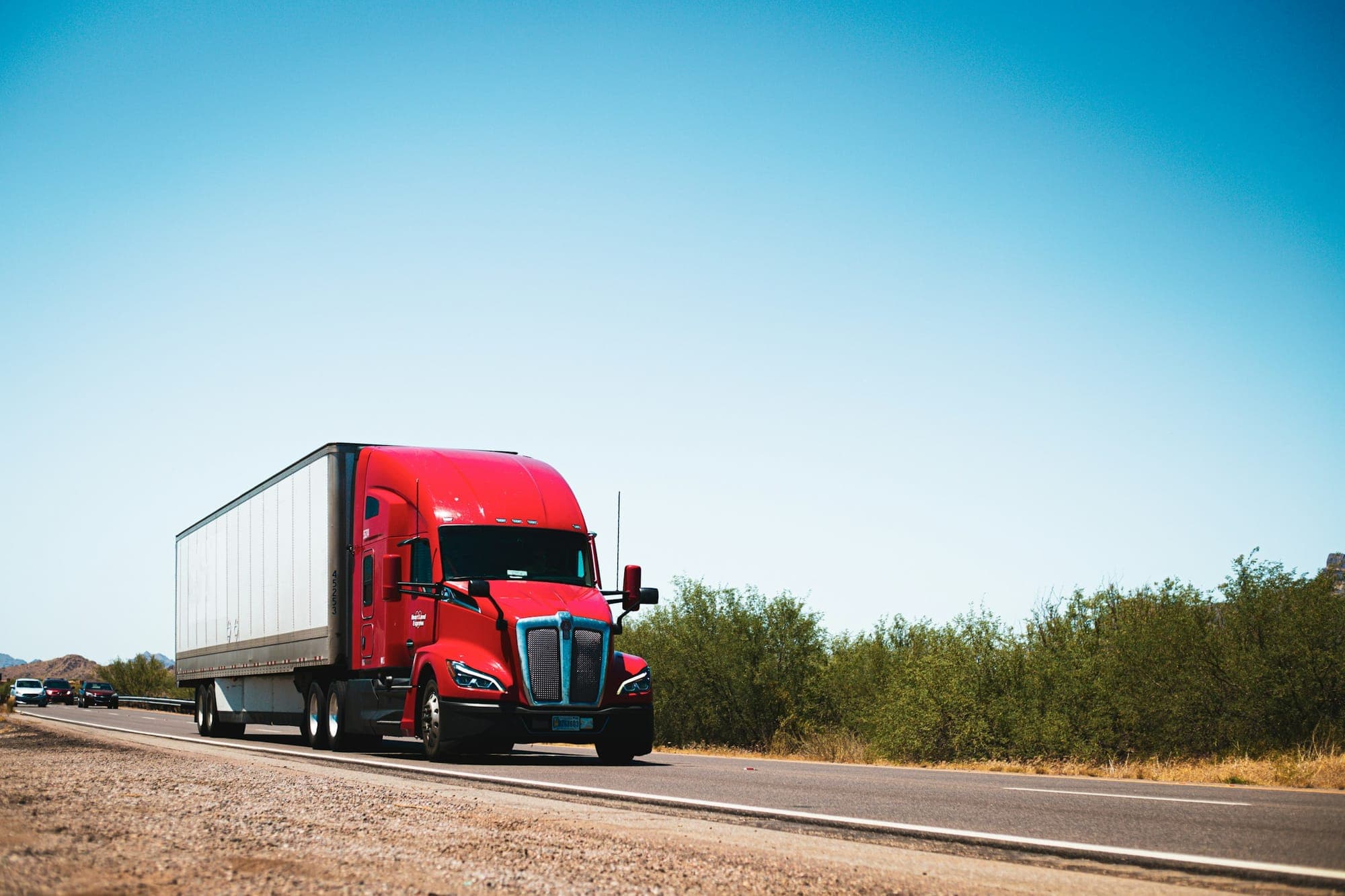 Camion sur une route dégagée
